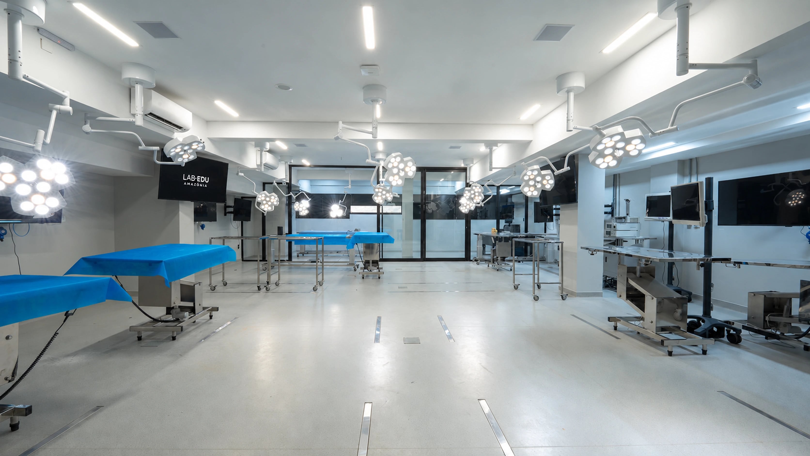 Laboratório da QUIRONTEC Manaus com bancadas, monitores e iluminação cirúrgica