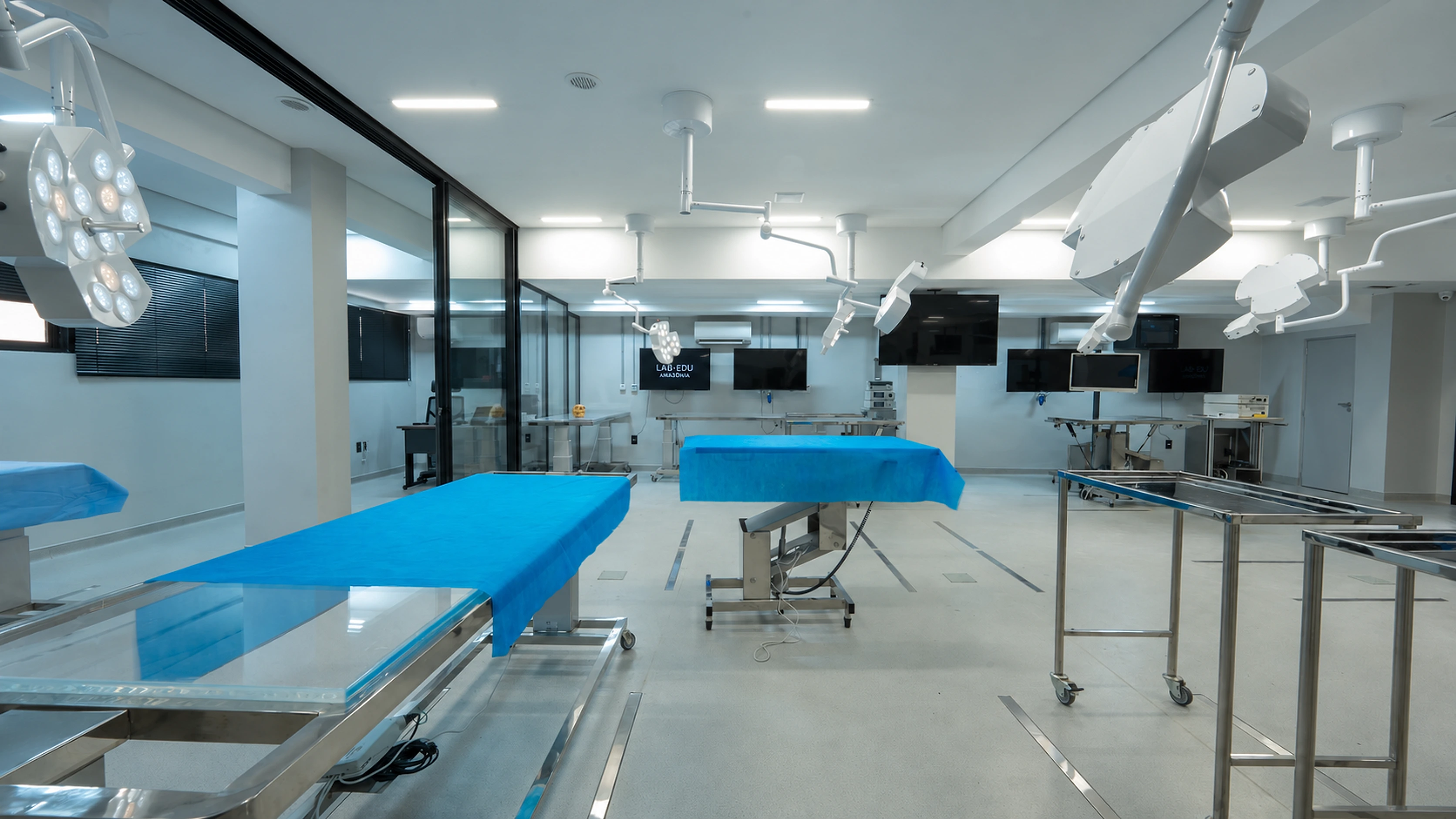 Laboratório preparado para atividades de prática anatômica