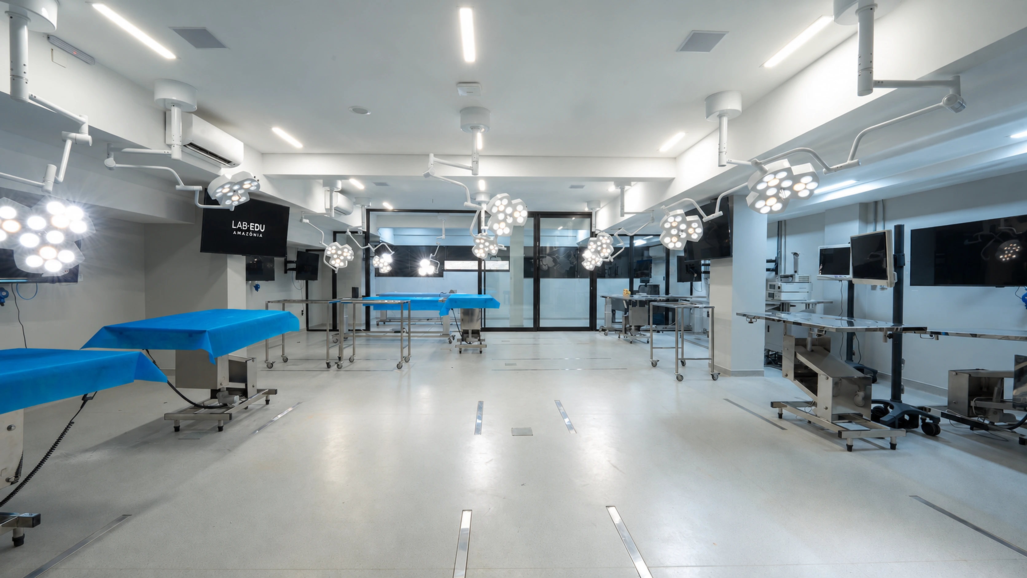 Laboratório da QUIRONTEC Manaus com bancadas, monitores e iluminação cirúrgica